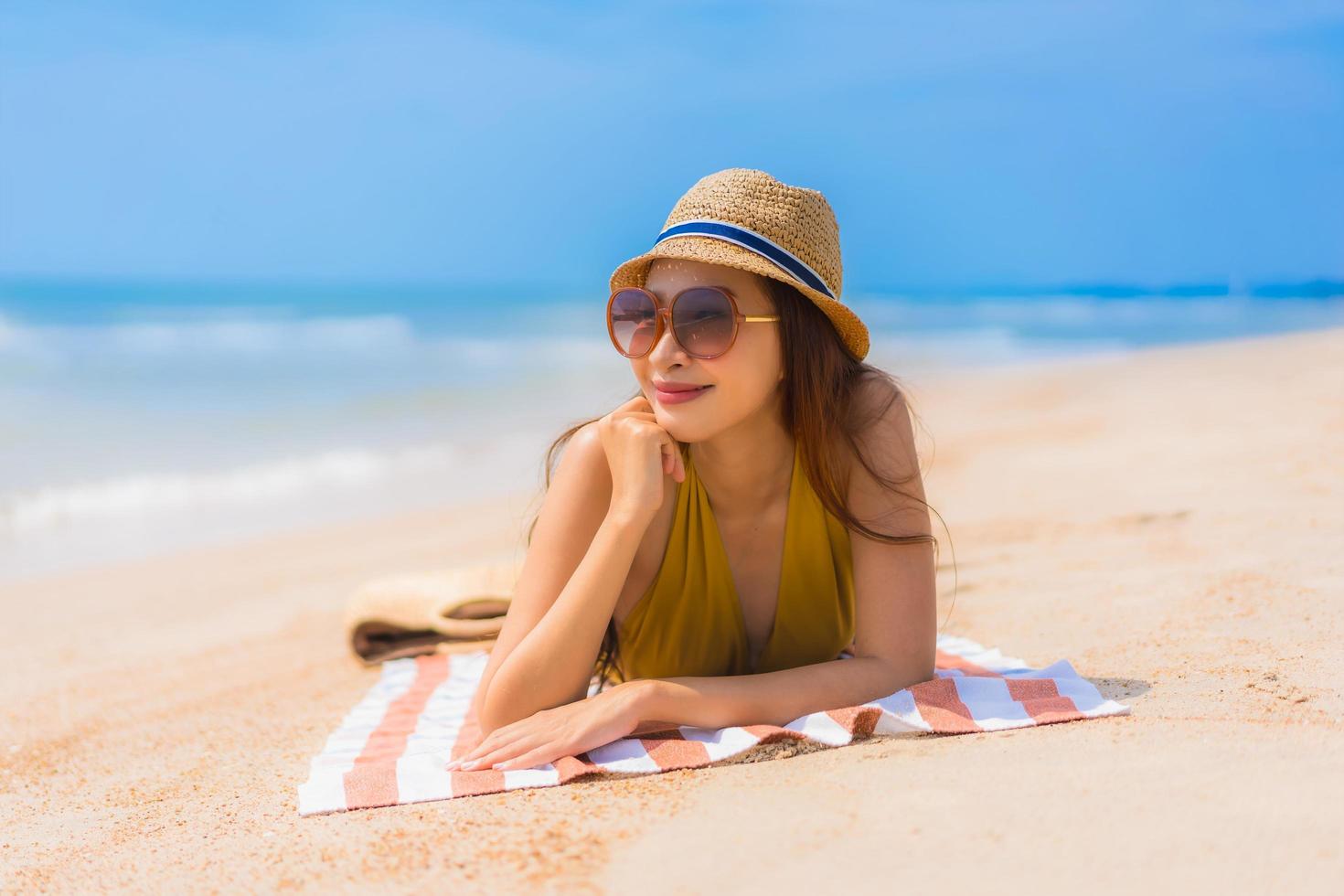 portrait belle jeune femme asiatique sourire heureux sur la plage et la mer photo