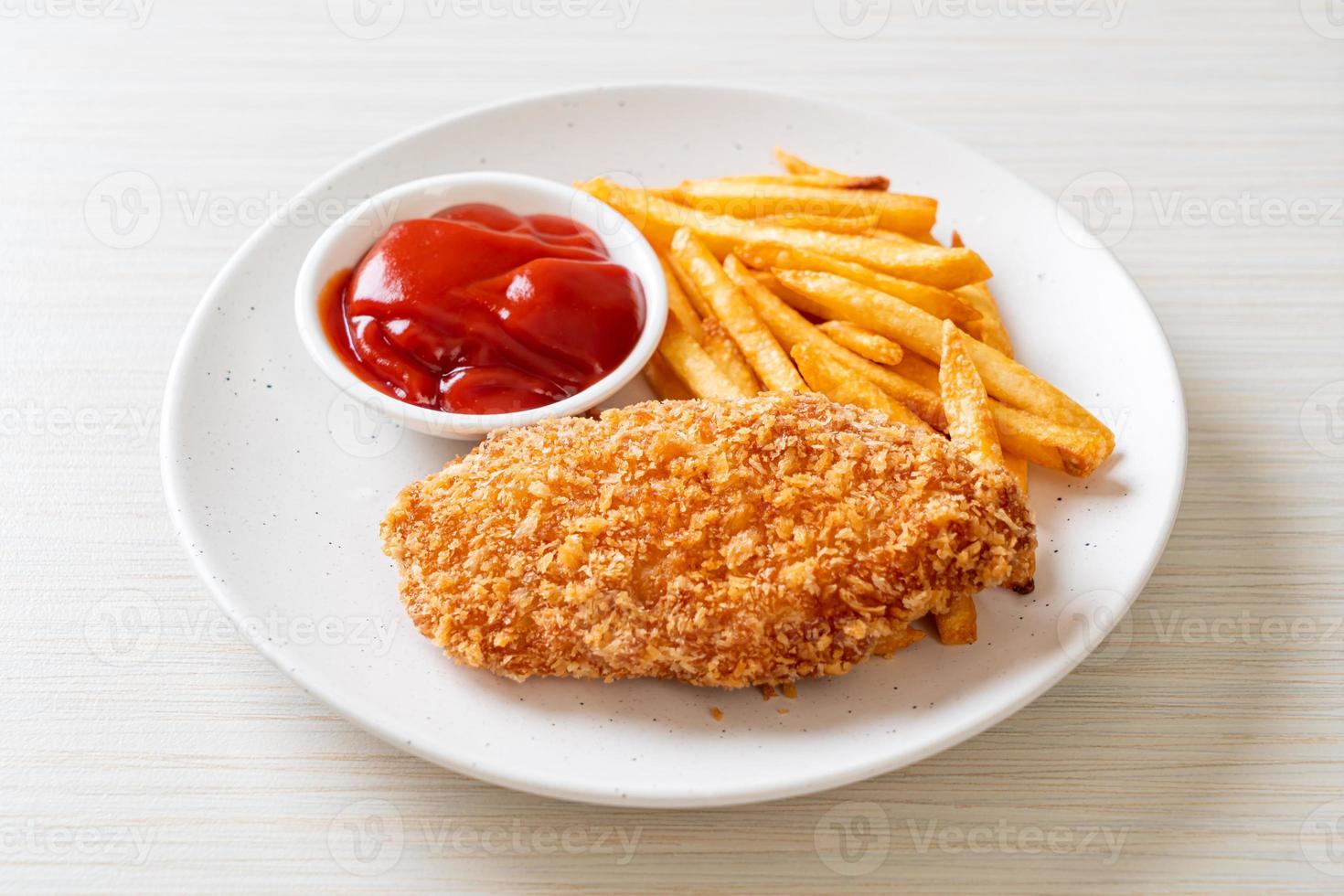 steak de filet de poitrine de poulet frit avec frites et ketchup photo