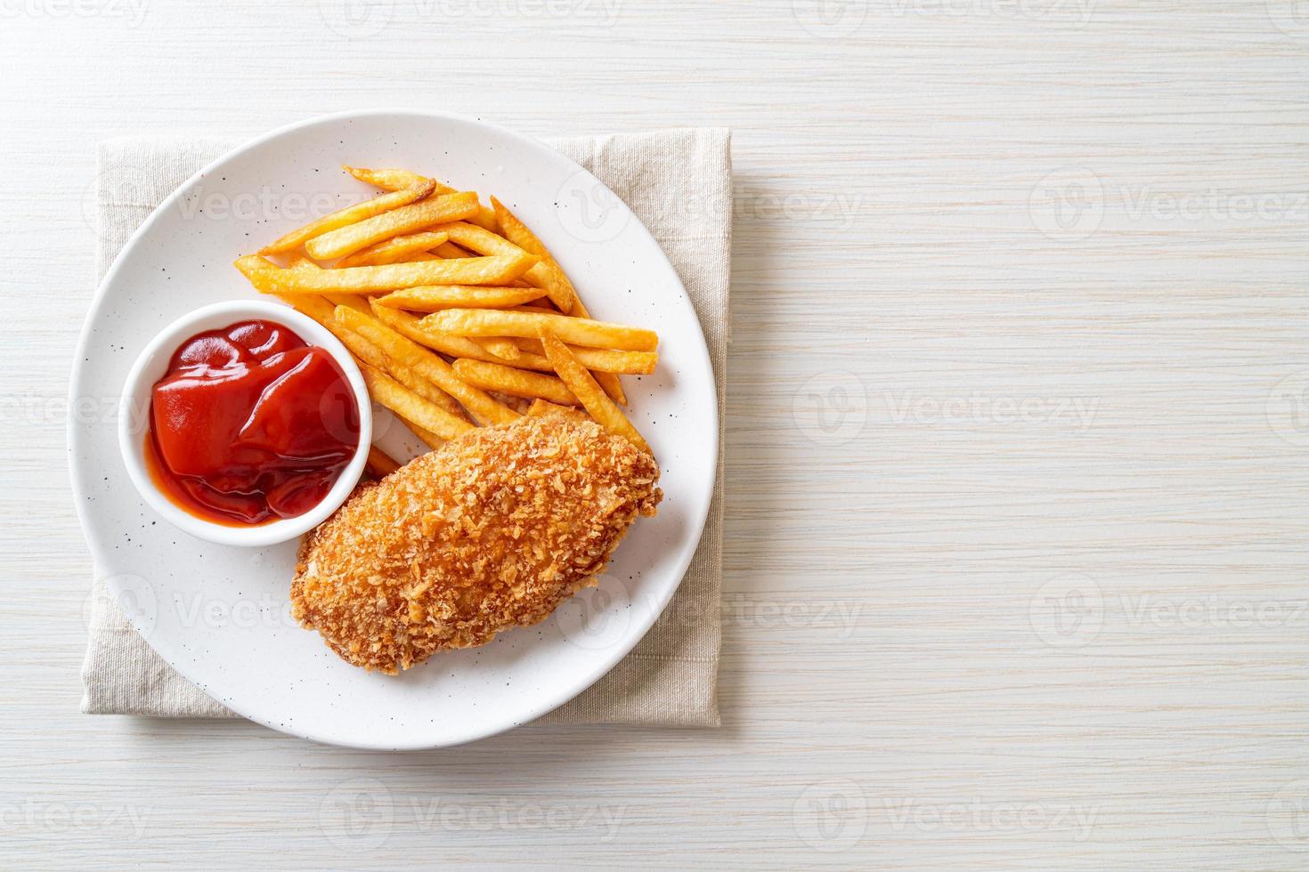 steak de filet de poitrine de poulet frit avec frites et ketchup photo