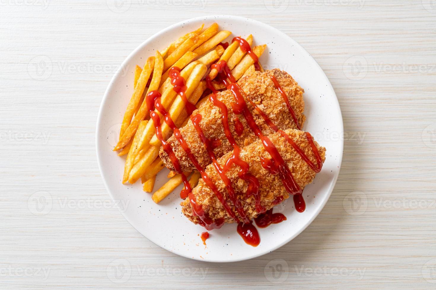 steak de filet de poitrine de poulet frit avec frites et ketchup photo