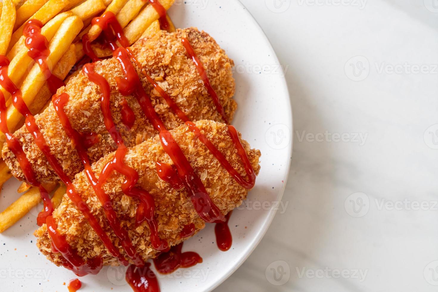 steak de filet de poitrine de poulet frit avec frites et ketchup photo