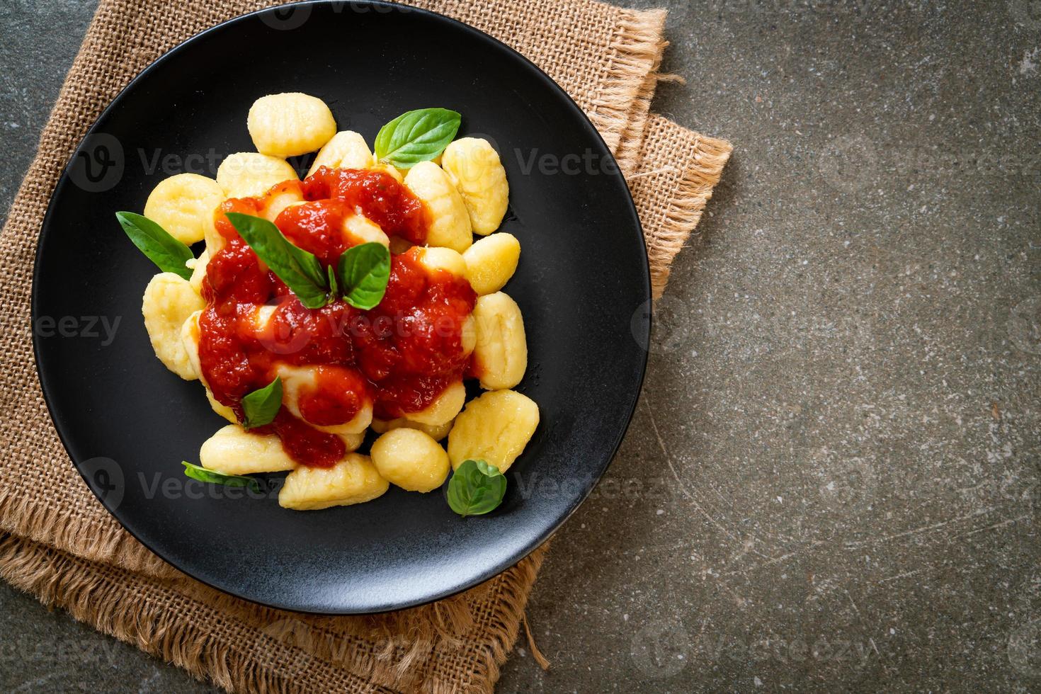 gnocchis à la sauce tomate au fromage - style cuisine italienne photo