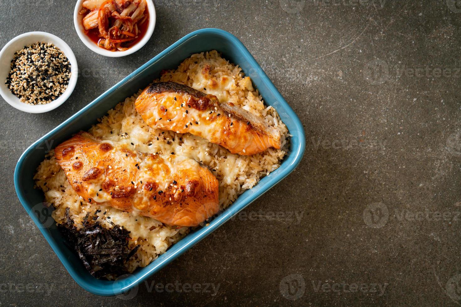 saumon au four avec fromage et bol de riz miso épicé photo