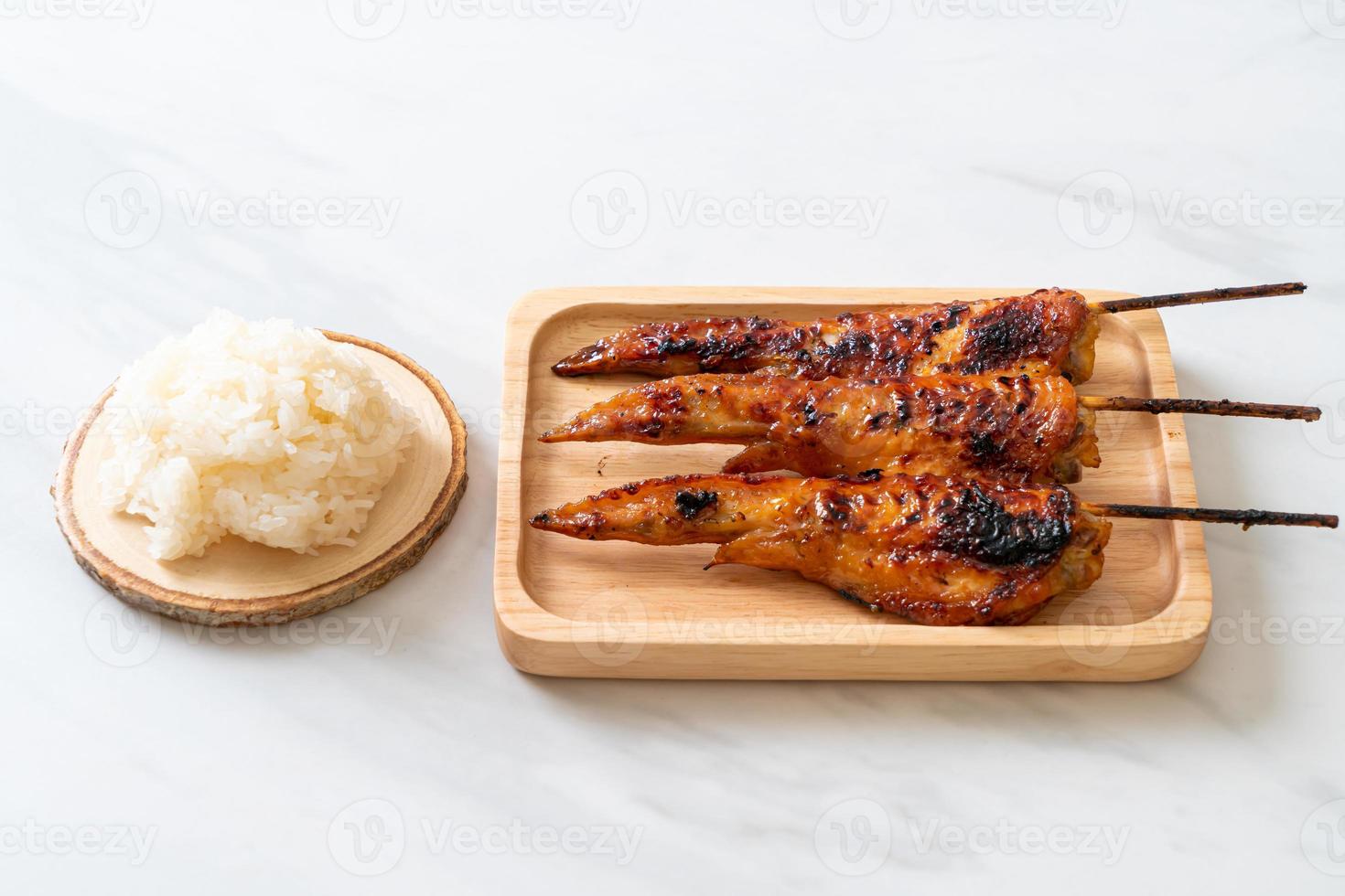 brochette d'ailes de poulet grillées ou barbecue avec riz gluant photo