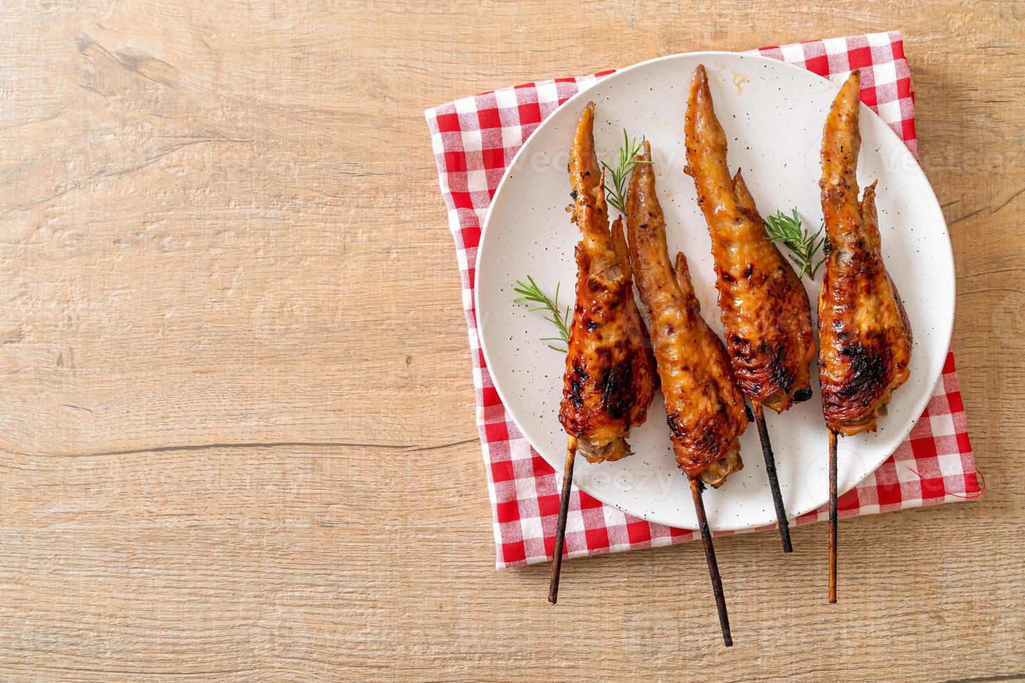 brochette d'ailes de poulet grillées ou barbecue avec riz gluant photo