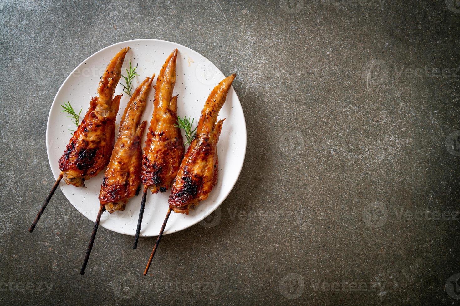 brochette d'ailes de poulet grillées ou barbecue avec riz gluant photo