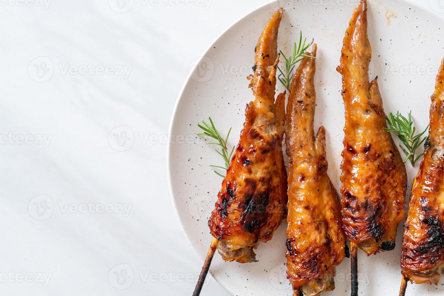 brochette d'ailes de poulet grillées ou barbecue avec riz gluant photo