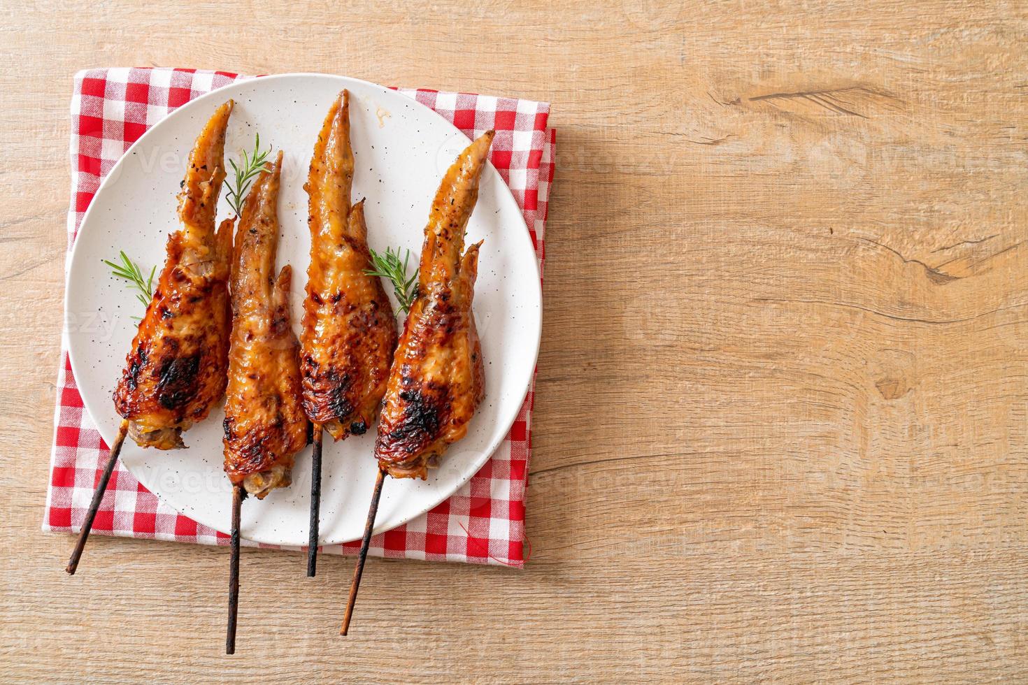 brochette d'ailes de poulet grillées ou barbecue avec riz gluant photo
