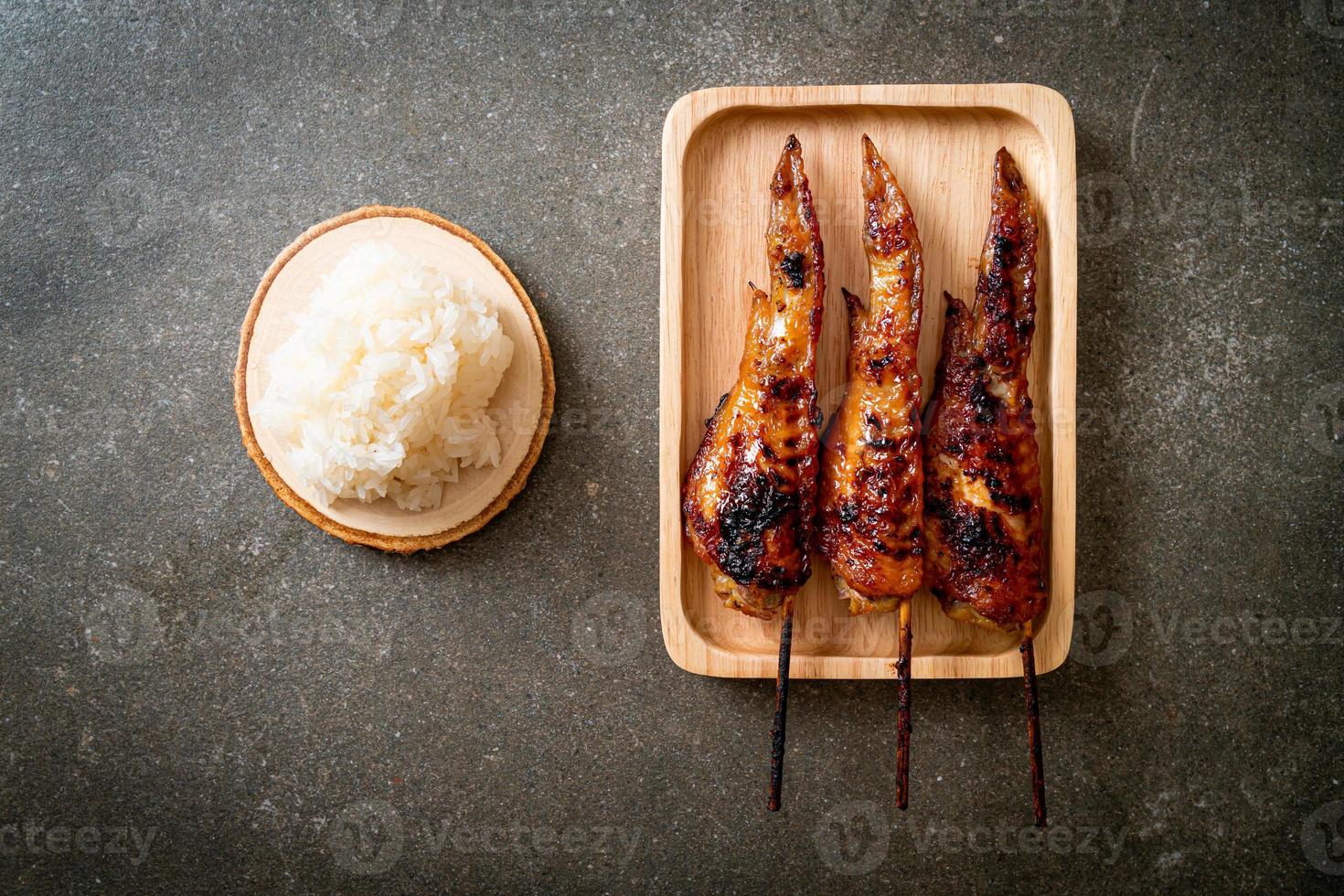 brochette d'ailes de poulet grillées ou barbecue avec riz gluant photo