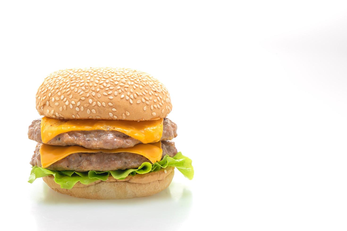 hamburger de porc ou hamburger de porc avec du fromage isolé sur fond blanc photo