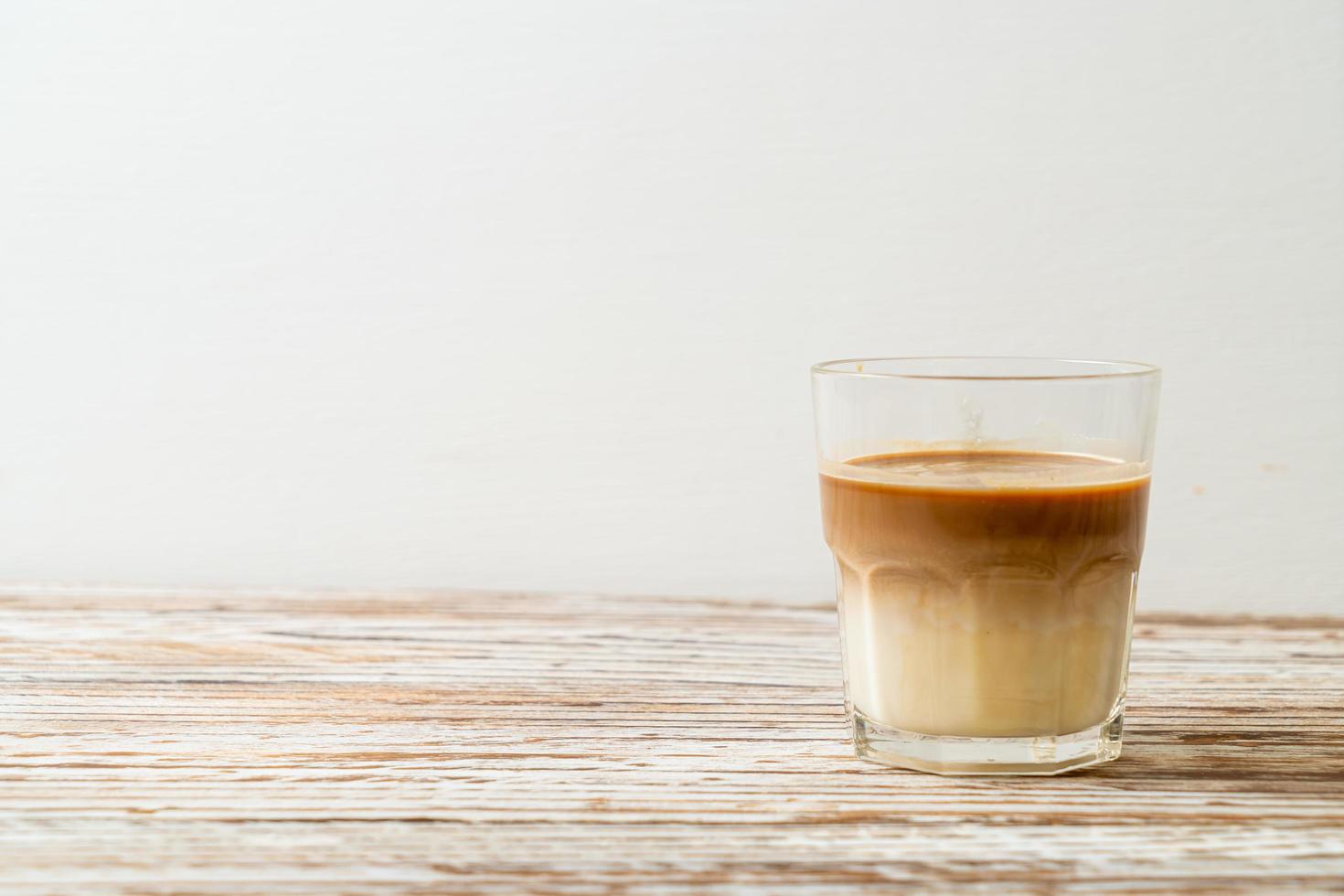 verre de café au lait, café au lait sur fond de bois photo