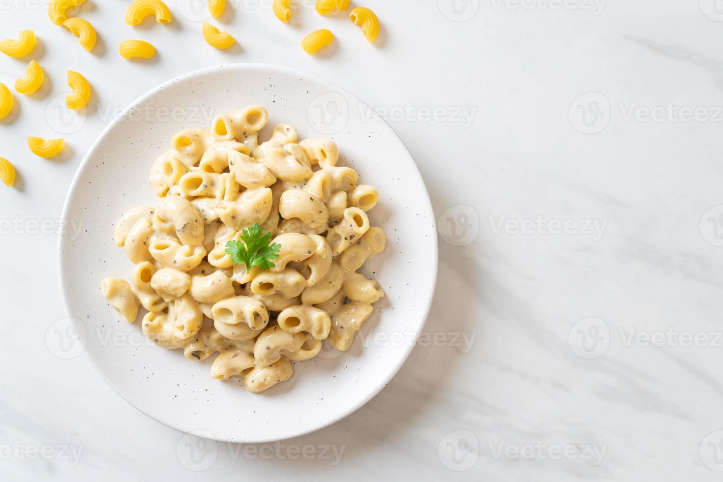 macaroni et fromage aux herbes dans un bol photo