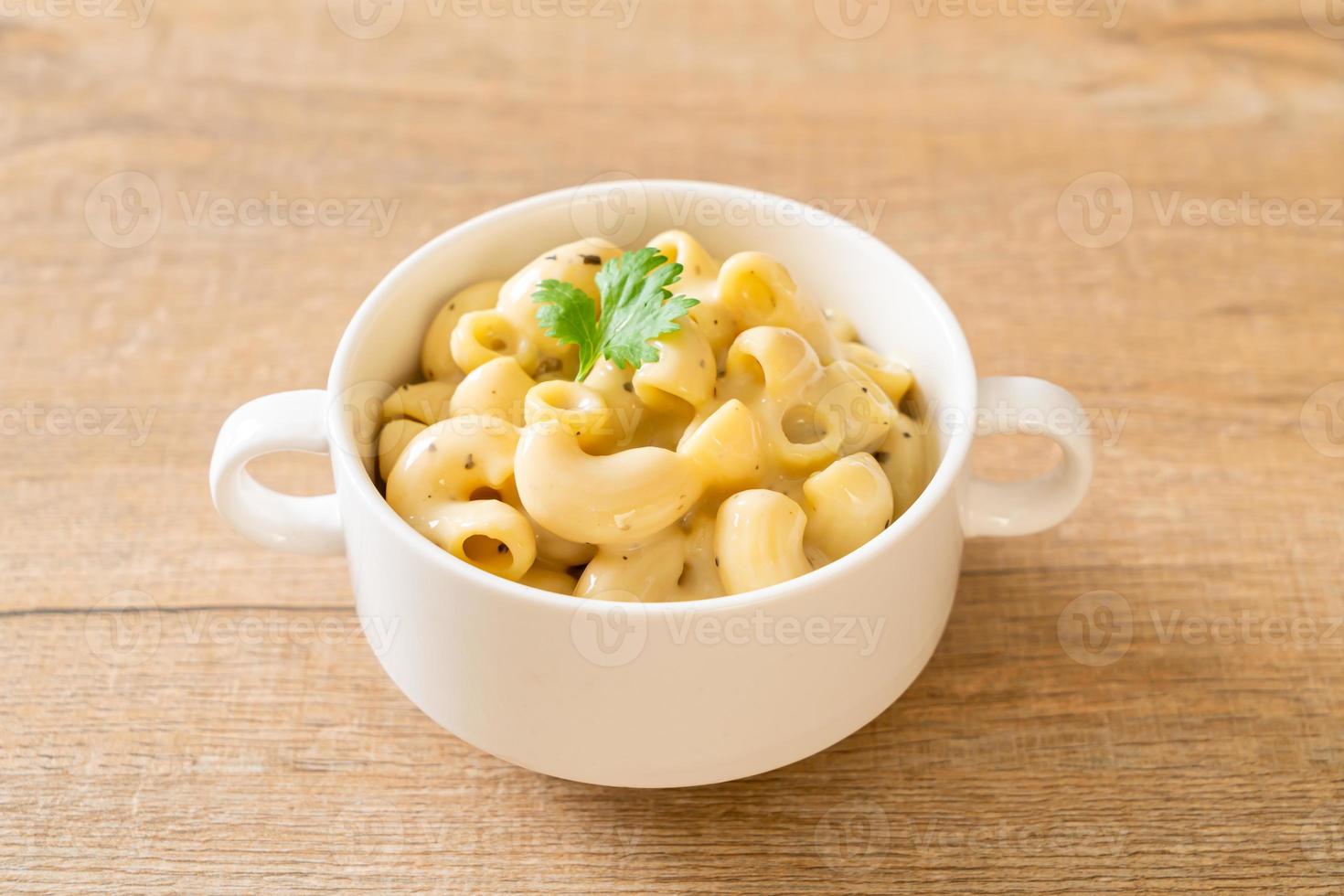 macaroni et fromage aux herbes dans un bol photo