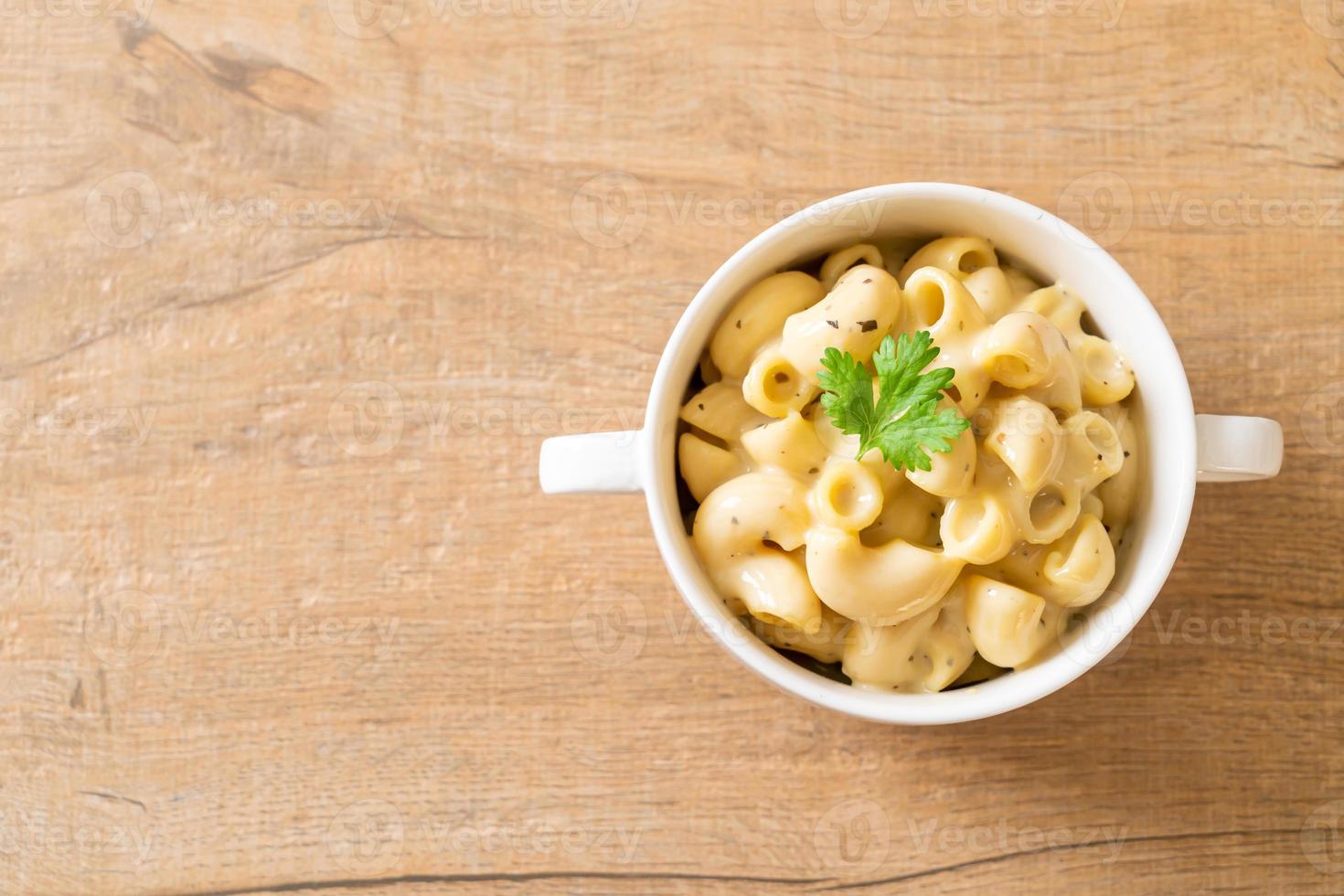 macaroni et fromage aux herbes dans un bol photo