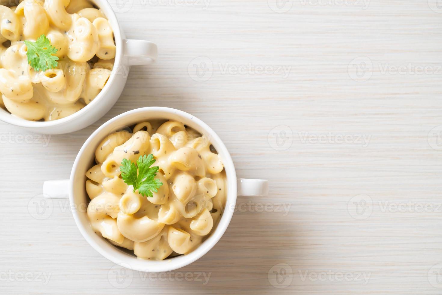 macaroni et fromage aux herbes dans un bol photo