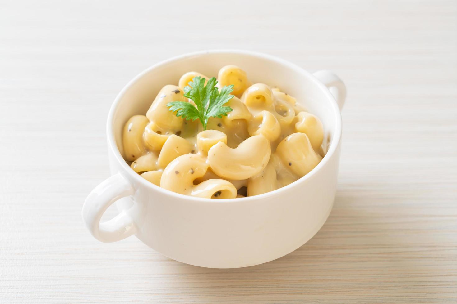 macaroni et fromage aux herbes dans un bol photo