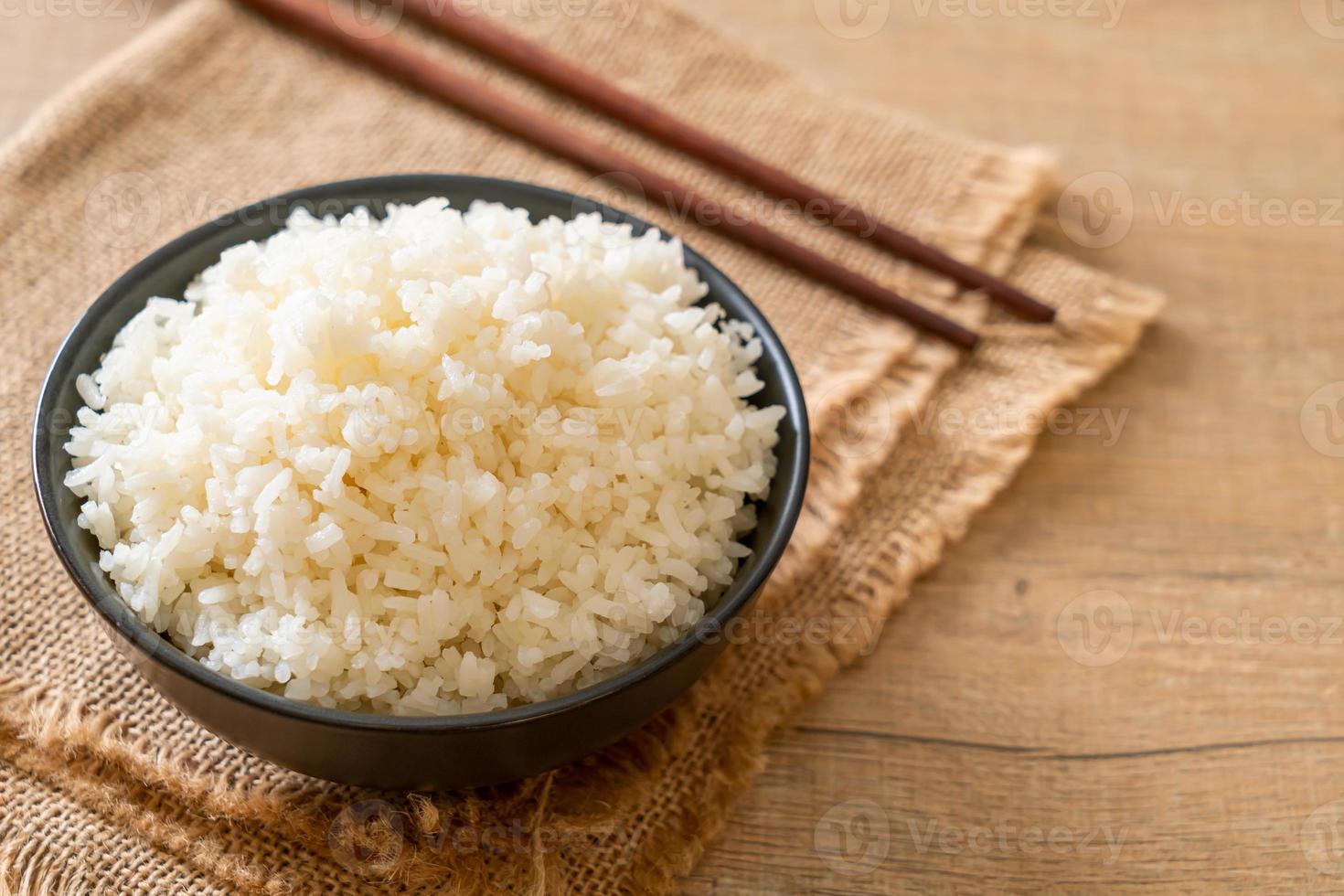 bol de riz blanc au jasmin thaï cuit photo