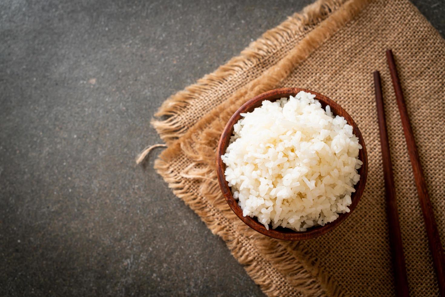 bol de riz blanc au jasmin thaï cuit photo