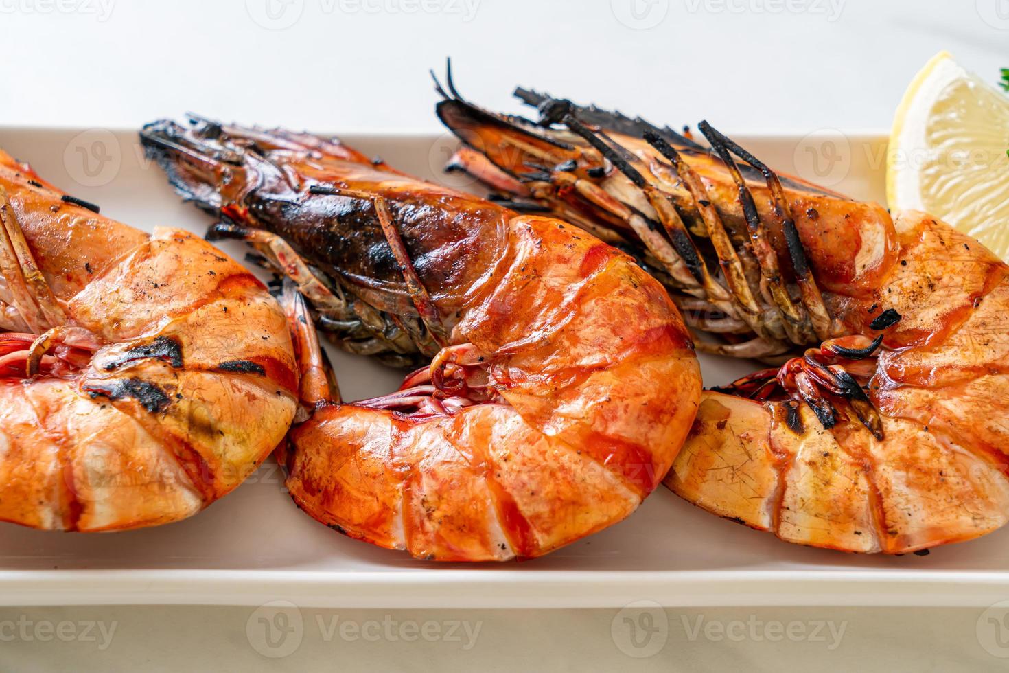 crevettes tigrées grillées ou crevettes au citron sur une assiette photo