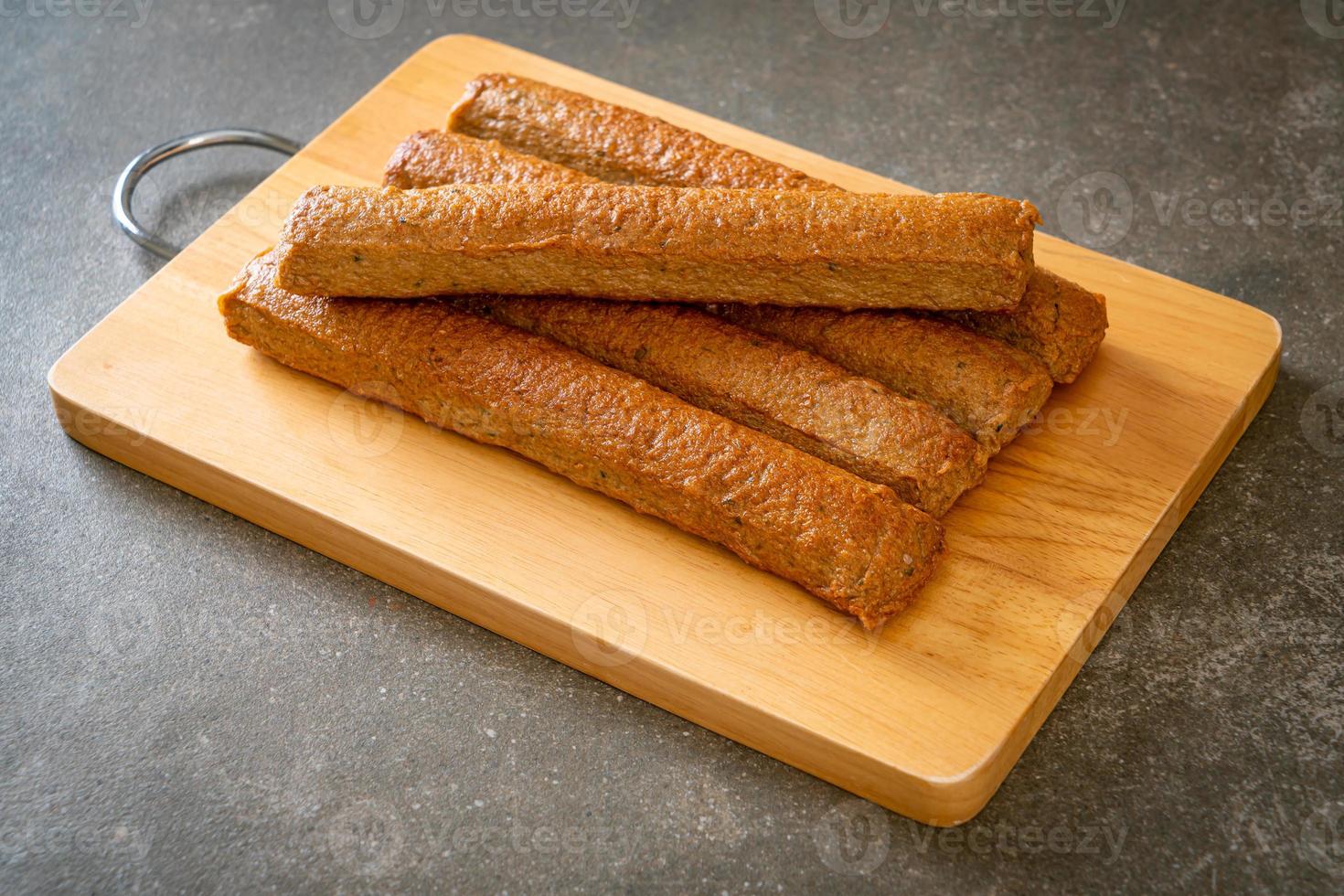 gâteau de poisson chinois frit ou ligne de boule de poisson sur planche de bois photo