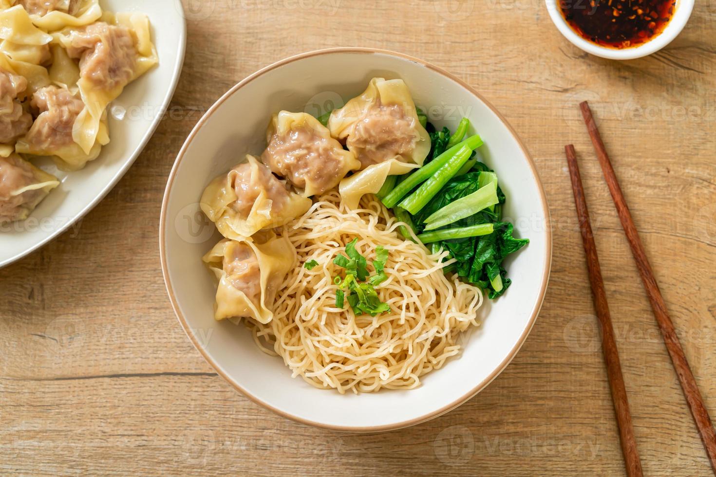 nouilles aux œufs séchées avec wonton de porc ou boulettes de porc sans soupe style cuisine asiatique photo