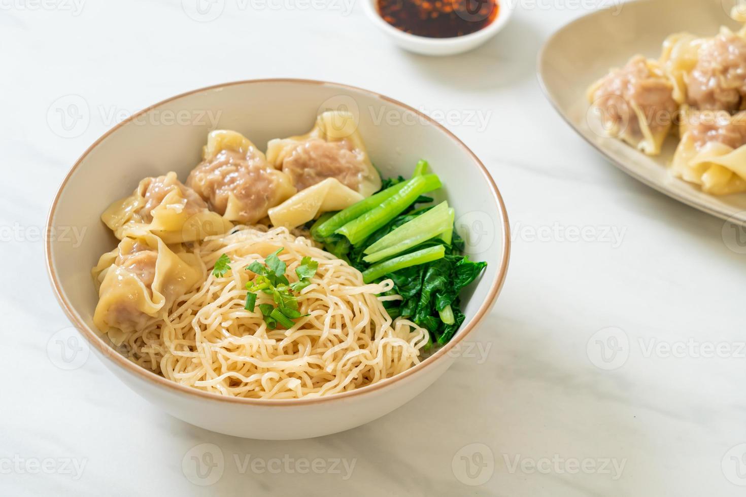 nouilles aux œufs séchées avec wonton de porc ou boulettes de porc sans soupe style cuisine asiatique photo