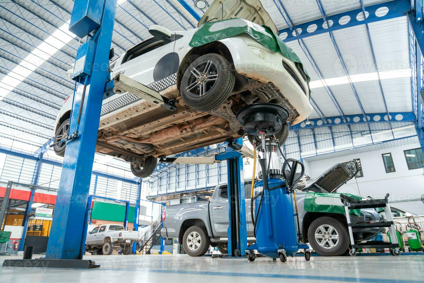 automobile industrie, voiture réparation un service centre le époxy sol dans voiture usine un service , le intérieur de une gros industriel bâtiment ou usine avec acier constructions. acier toit Cadre. photo