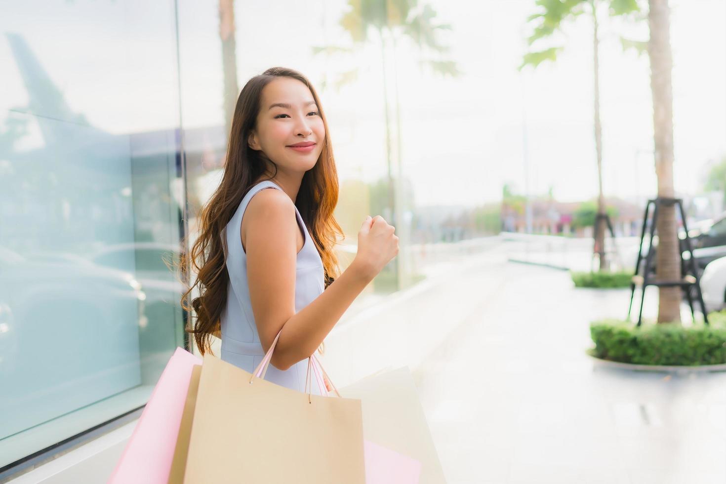 Portrait belle jeune femme asiatique heureuse et souriante avec panier du grand magasin photo