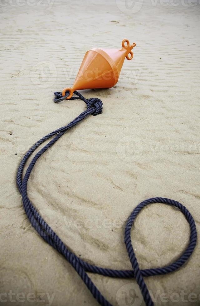 bouée sur le sable de la plage photo