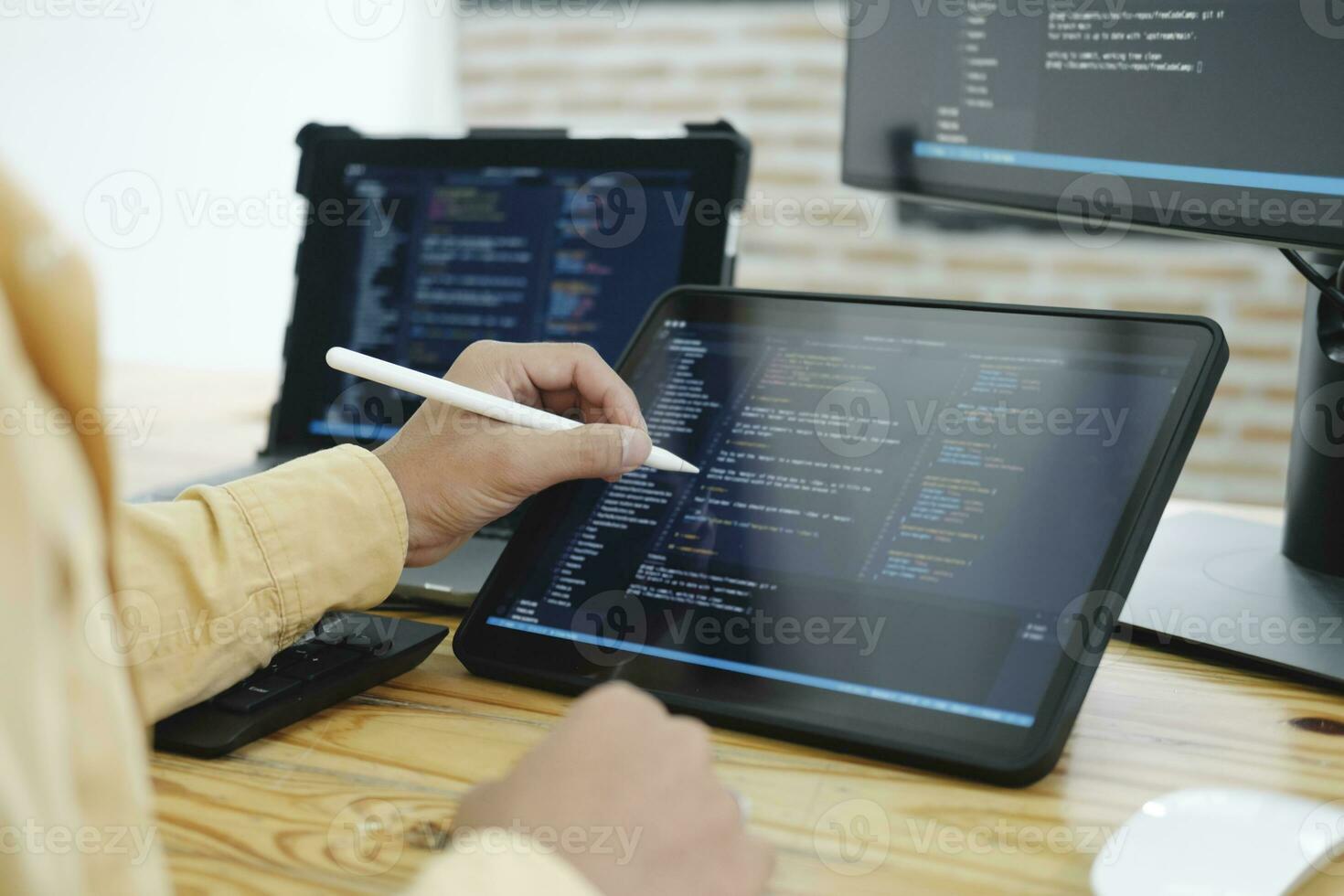 il programmeur départs travail sur bureau ordinateur. photo