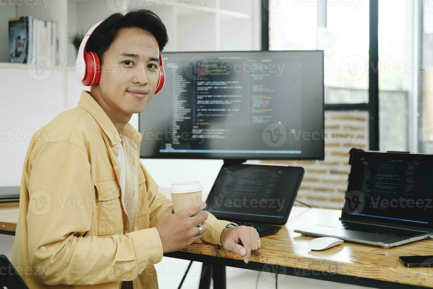 Jeune programmeur travail sur bureau PC dans Bureau de Logiciel entreprise. photo
