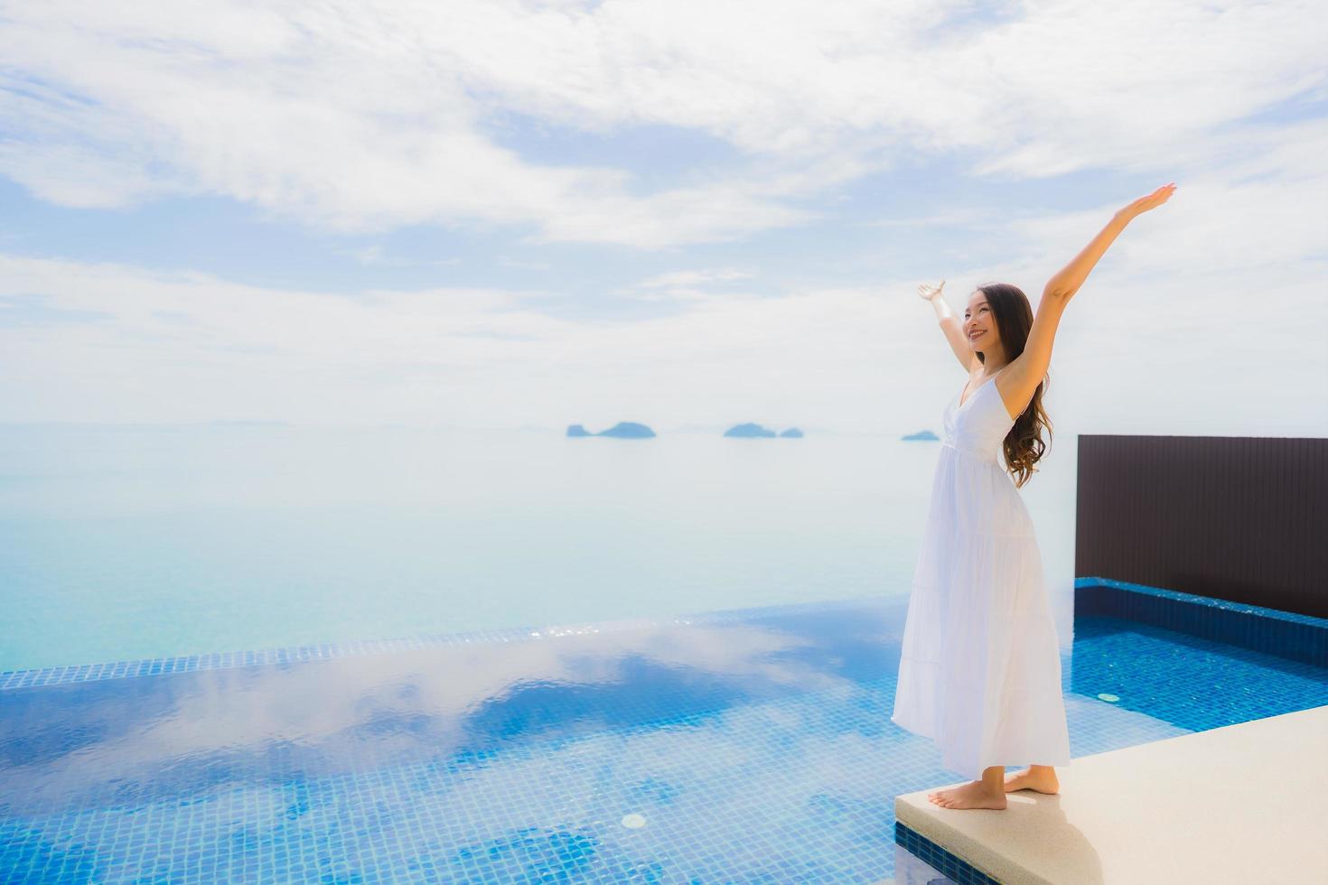 Portrait jeune femme asiatique se détendre sourire heureux autour de la piscine de l'hôtel et du complexe photo