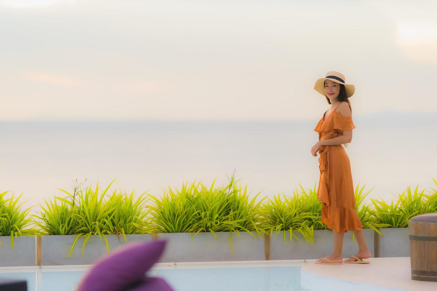 Portrait belle jeune femme asiatique style de vie sourire heureux avec loisirs près de la mer plage océan photo