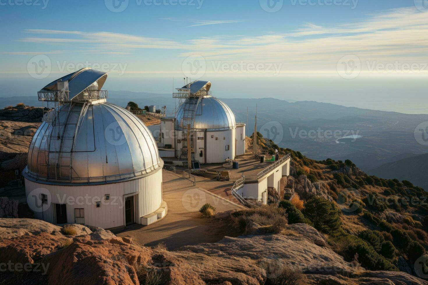 énorme astronomique observatoire contre le bleu ciel. photo