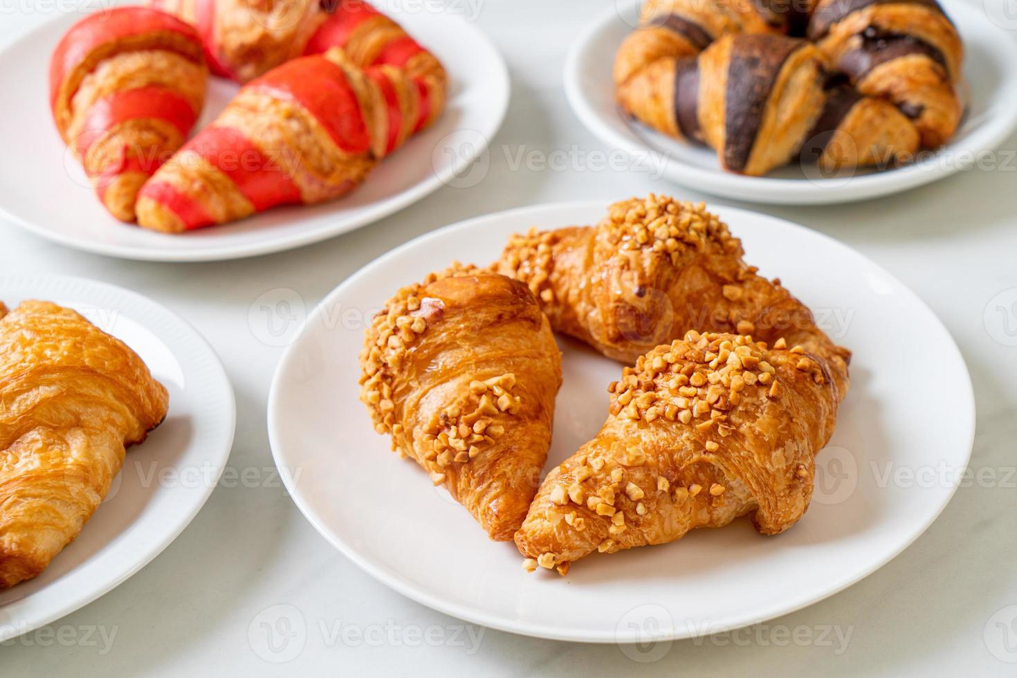 croissant frais aux arachides sur assiette photo