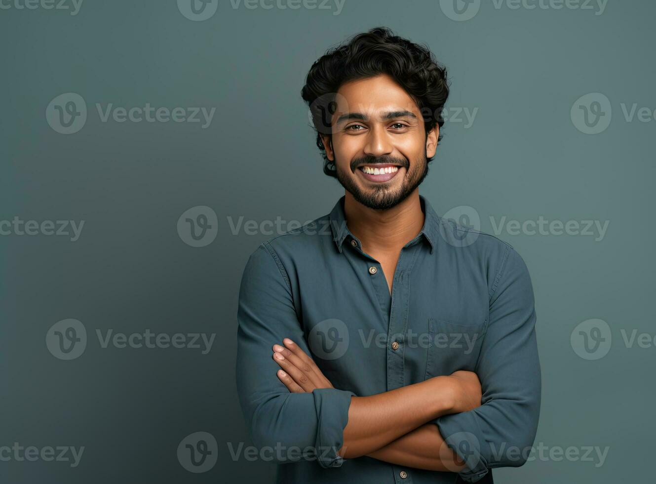 Indien homme avec franchi bras portant une formel chemise. ai généré photo