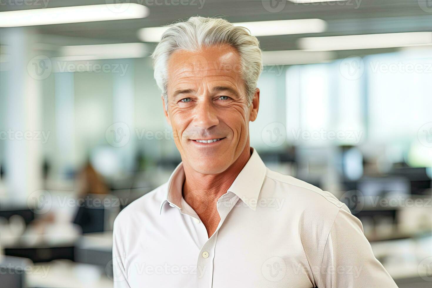 Sénior homme d'affaire permanent dans le bureau. ai généré photo