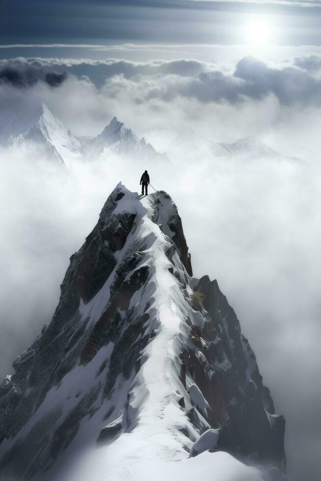 homme sur Haut de montagne, en marchant par des nuages, ai génératif photo