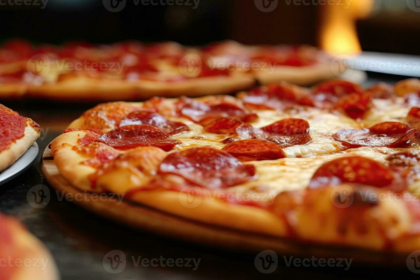 une Pizza avec pepperoni sur il photo