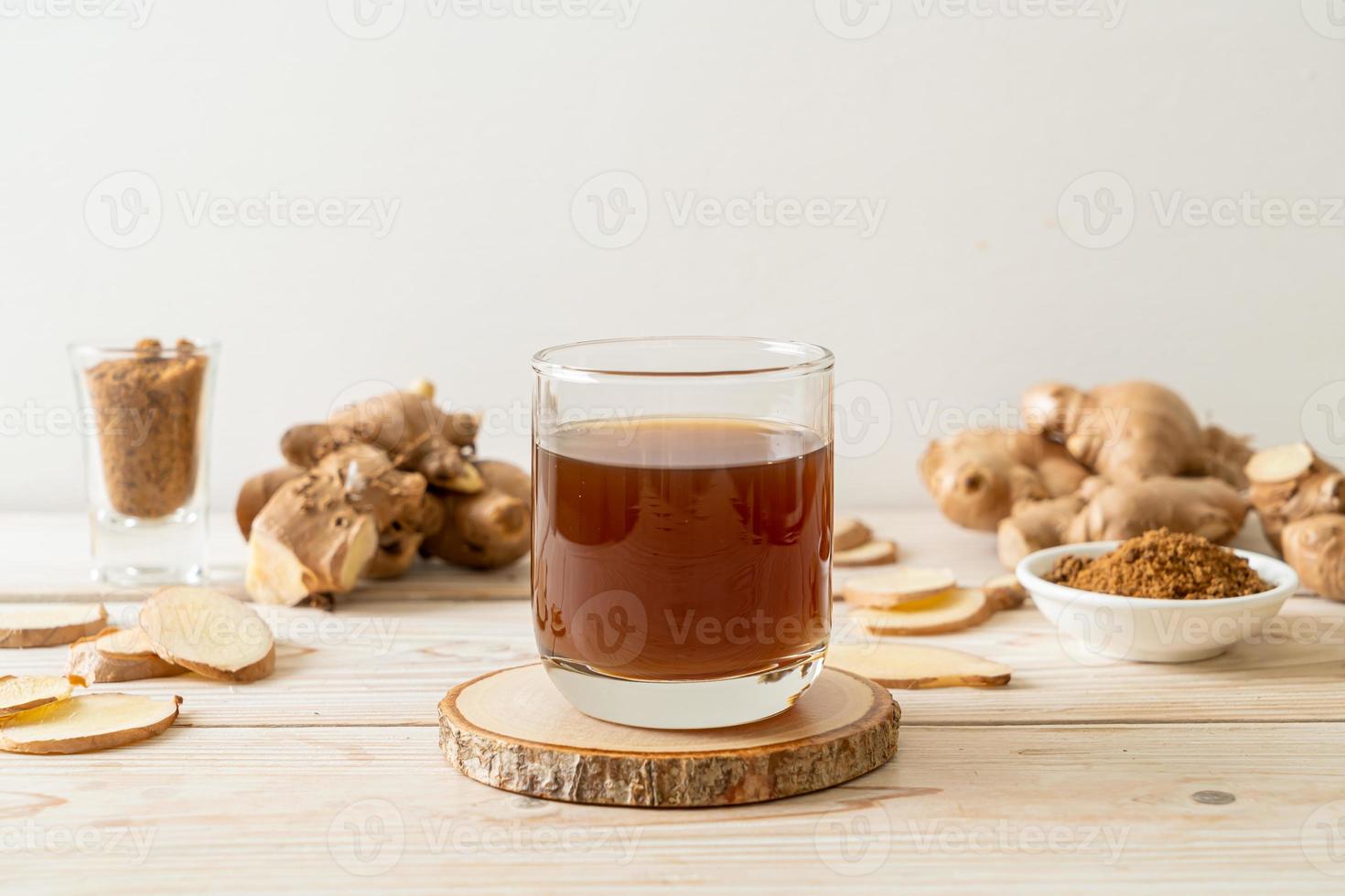 verre de jus de gingembre chaud et sucré aux racines de gingembre - style de boisson saine photo