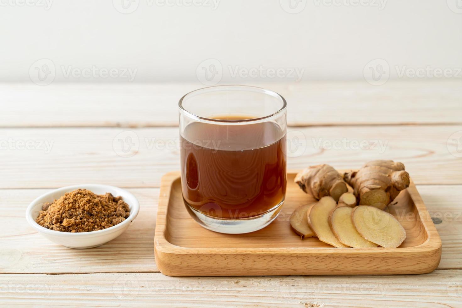 verre de jus de gingembre chaud et sucré aux racines de gingembre - style de boisson saine photo