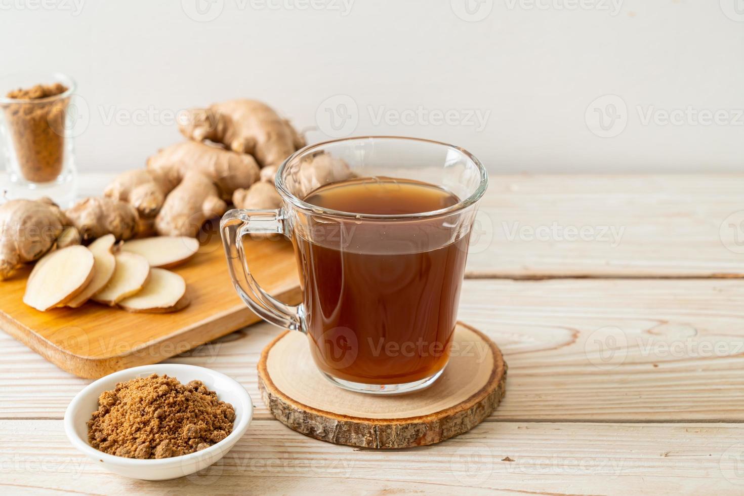 verre de jus de gingembre chaud et sucré aux racines de gingembre - style de boisson saine photo