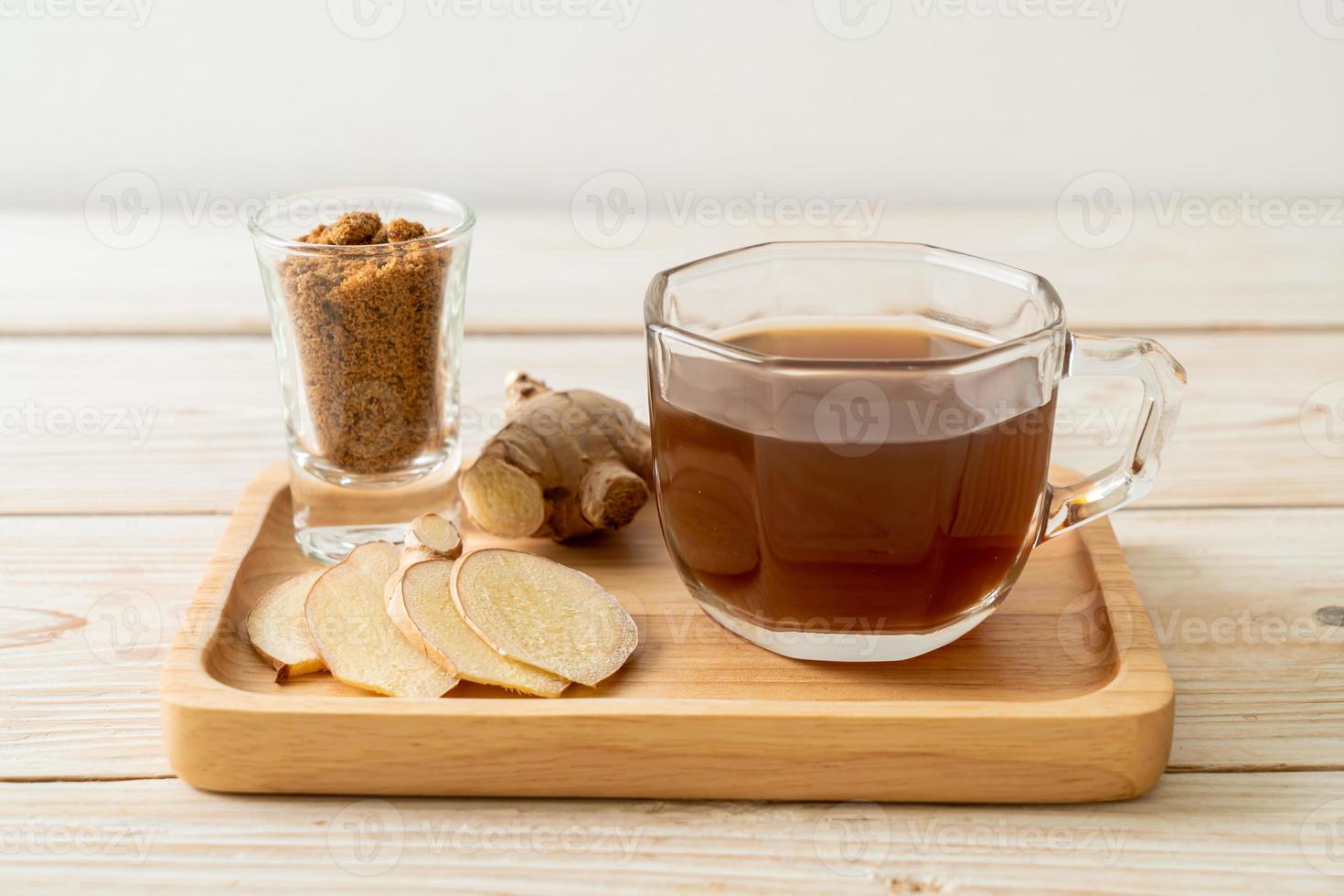 verre de jus de gingembre chaud et sucré aux racines de gingembre - style de boisson saine photo