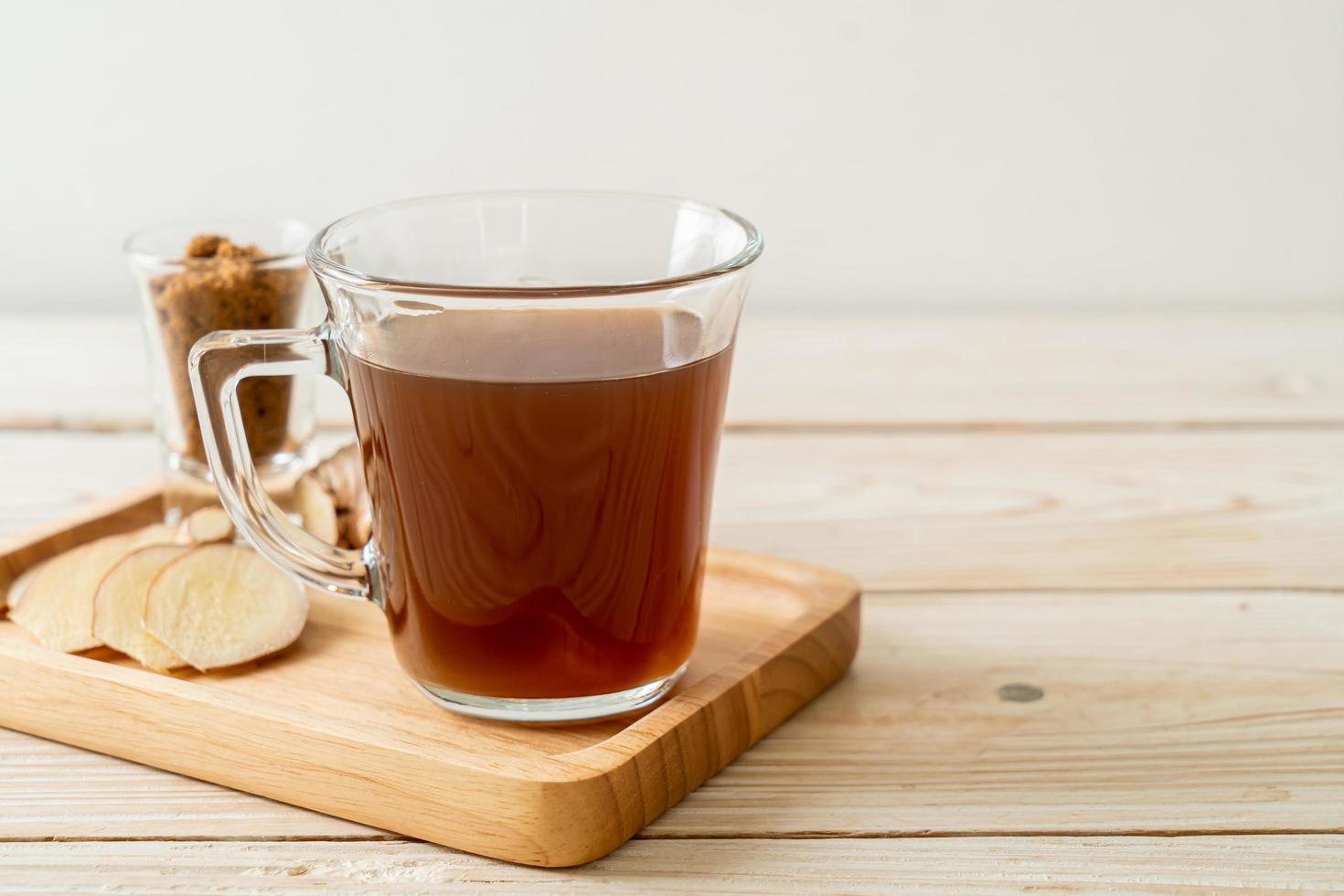 verre de jus de gingembre chaud et sucré aux racines de gingembre - style de boisson saine photo