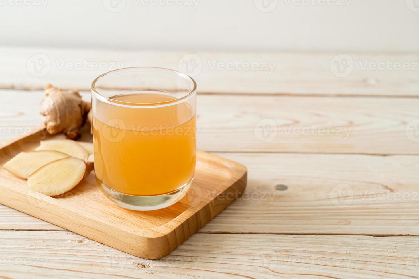 verre de jus de gingembre frais et chaud aux racines de gingembre - style de boisson saine photo