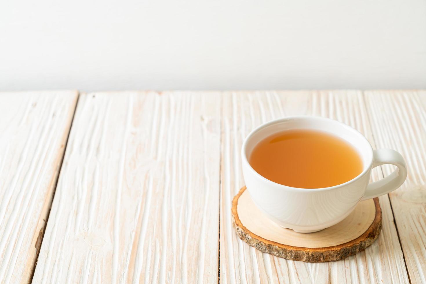 verre de jus de gingembre frais et chaud aux racines de gingembre - style de boisson saine photo