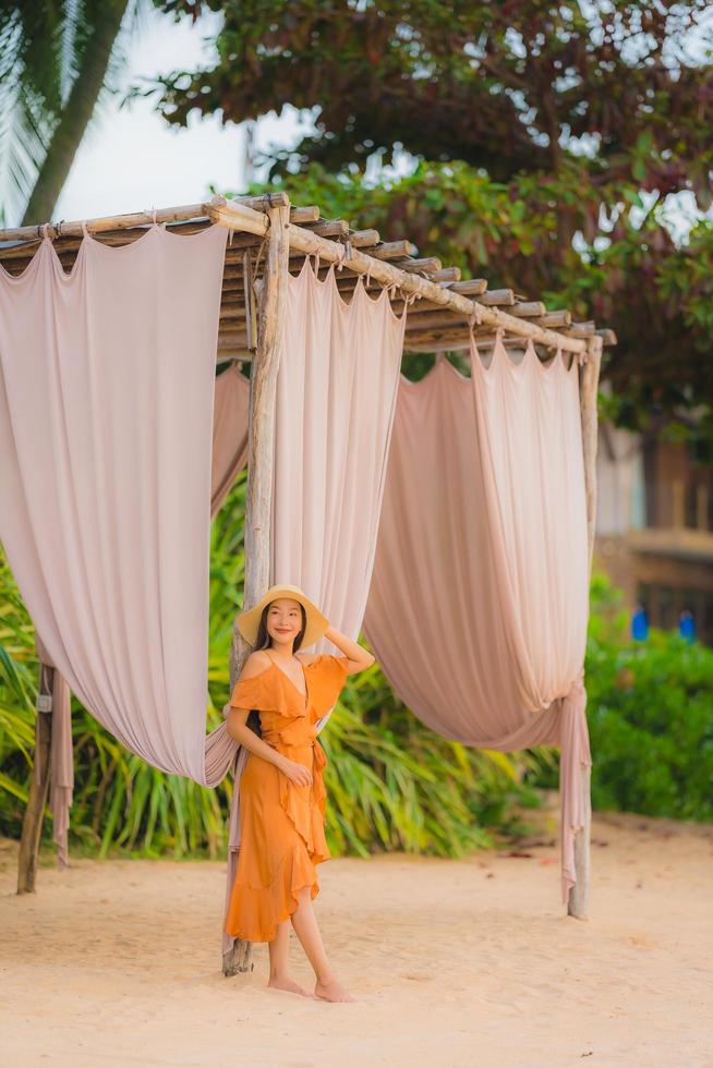 Portrait belle jeune femme asiatique sourire heureux se détendre sur la plage mer océan photo