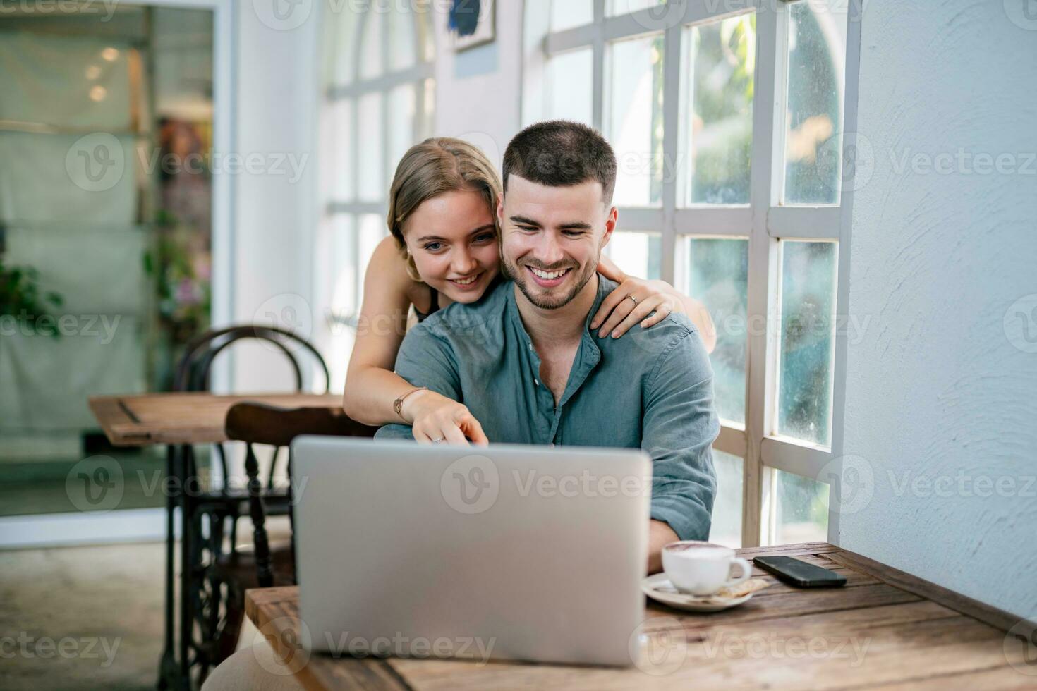 couple à la recherche à portable ordinateur ensemble à maison. le concept de des couples partage un idée ensemble. photo