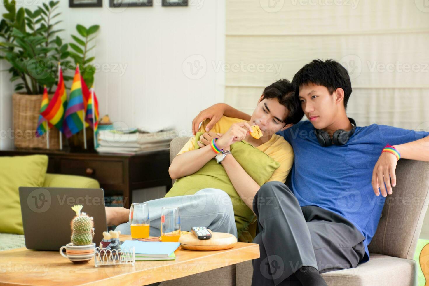 Jeune asiatique gay couple dépenses gratuit temps sur fin de semaine ensemble par en jouant le guitare dans leur vivant chambre, spécial activité de lgbt gens concept. photo