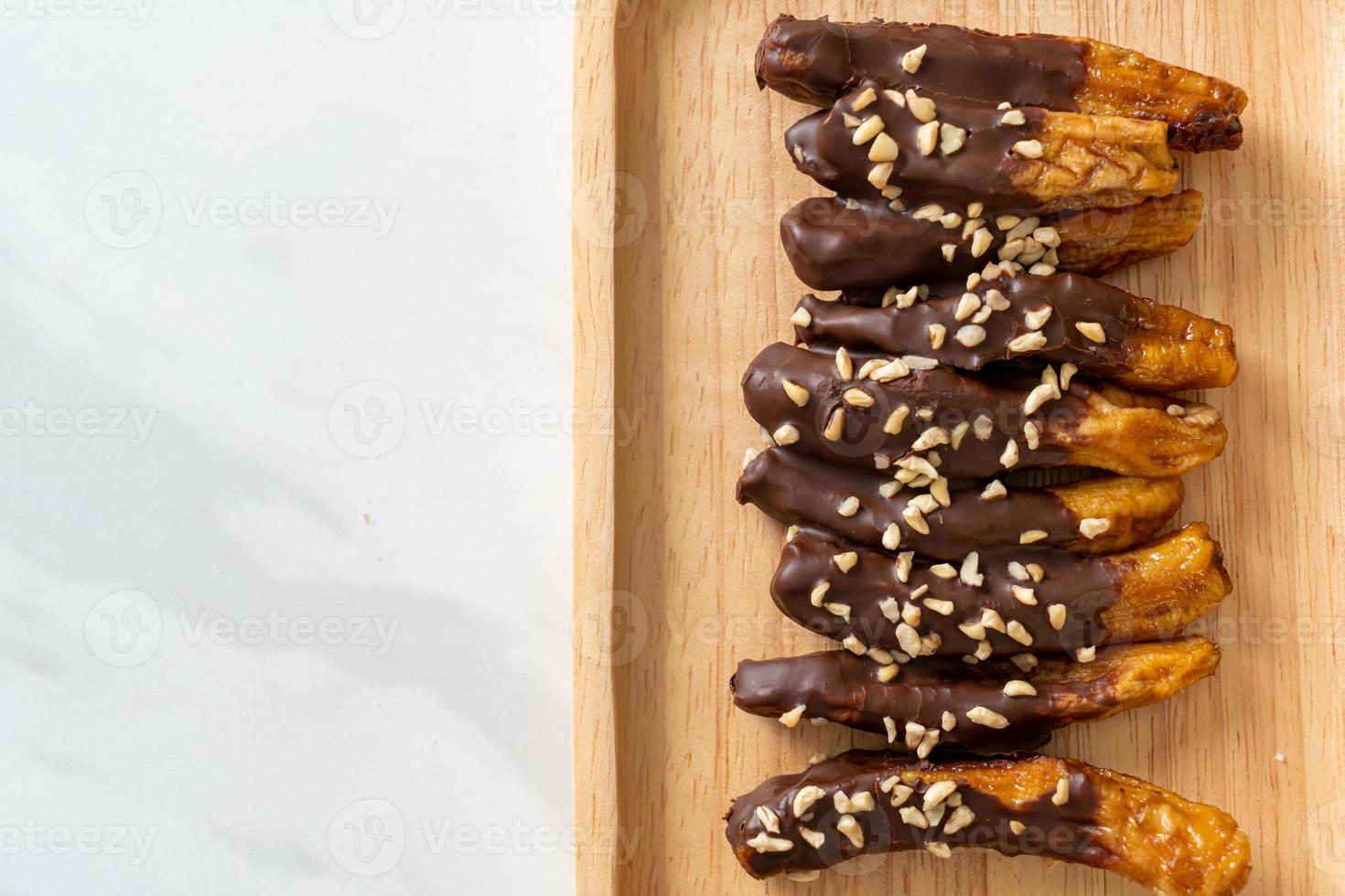 enrobage de chocolat aux bananes séchées au soleil ou chocolat trempé à la banane photo